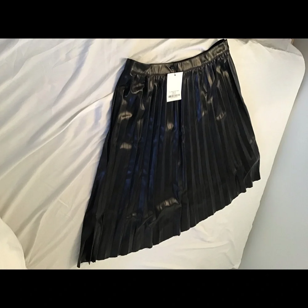 Pleated faux leather skirt - Picture 2 of 5